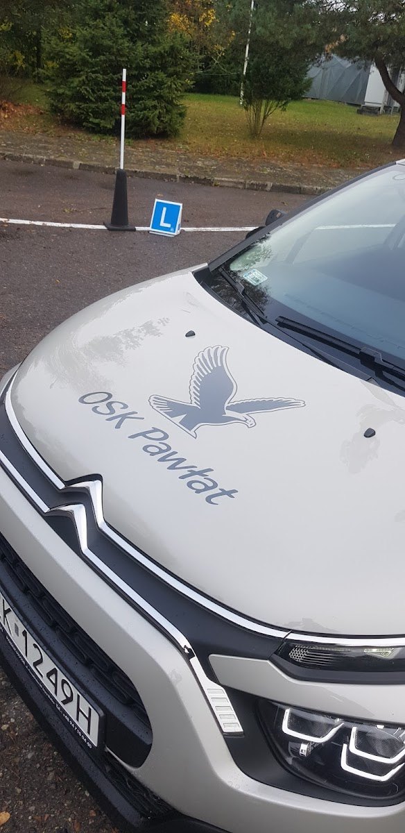 Auto szkoleniowe OSK Pawłat na placu manewrowym w Szczecinku