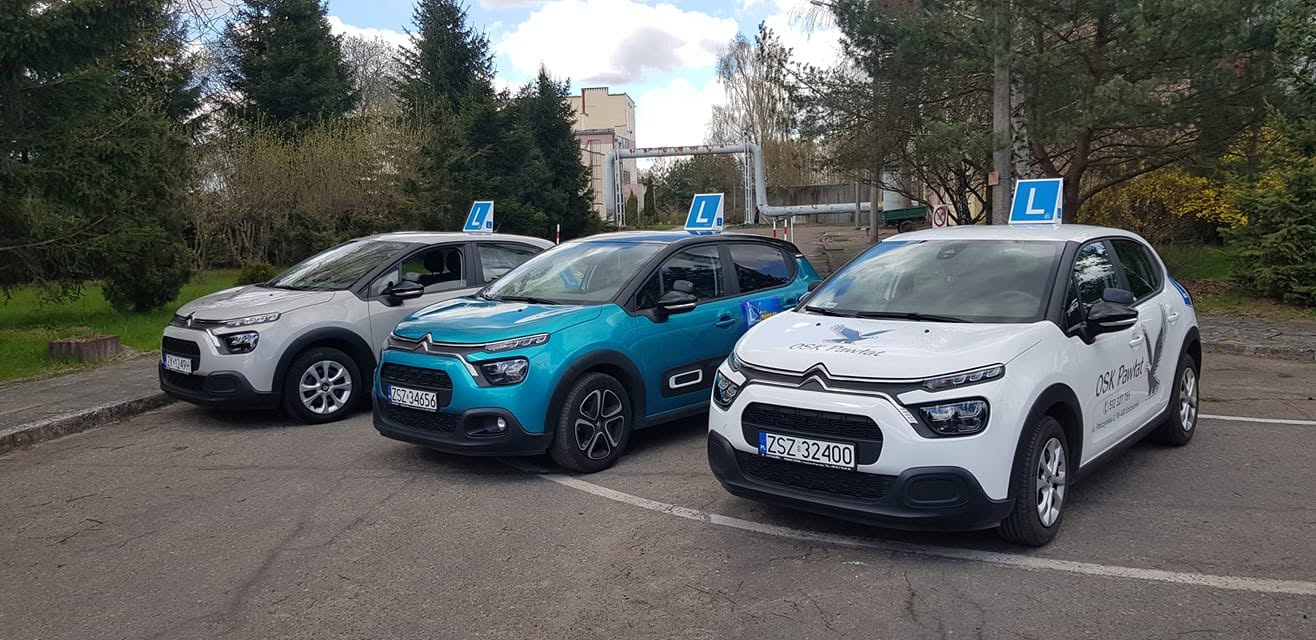 Flota OSK Pawłat — trzy Citroëny C3 z tablicami L na placu w Szczecinku