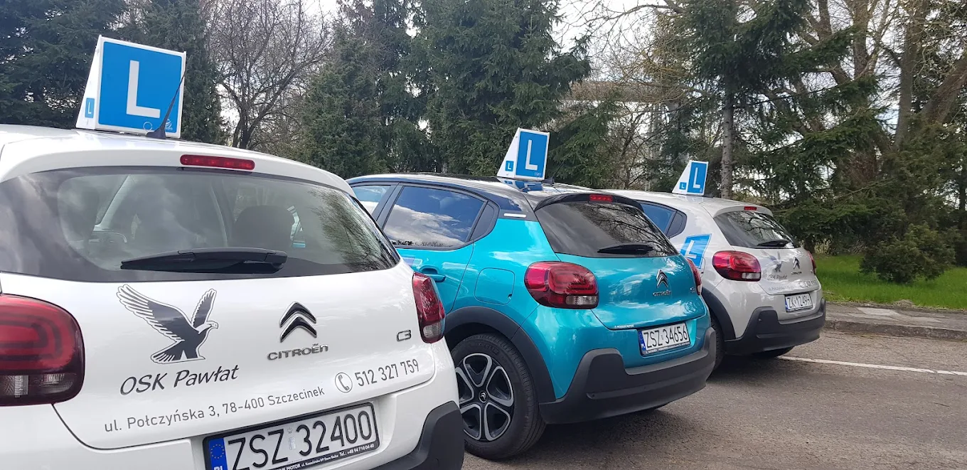 Trzy auta nauki jazdy OSK Pawłat z tablicami L — Szczecinek, Połczyńska 3